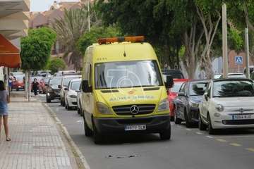 Una mujer se siente indispuesta en la playa de Salinetas y es evacuada en una ambulancia del SUC (Foto TA)